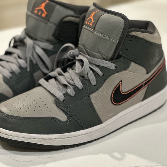 Air Jordan 1 Mid SE - Picture 2 of 5